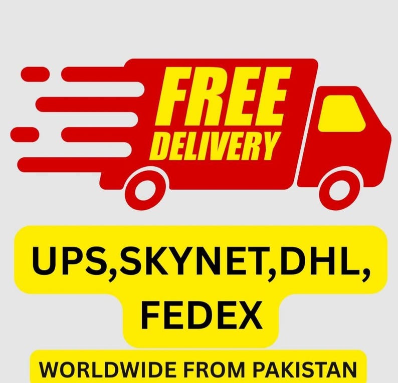 Puede incluir: Un gr&aacute;fico de cami&oacute;n de reparto rojo con las palabras "FREE DELIVERY" en amarillo. Debajo, una pancarta amarilla enumera "UPS, SKYNET, DHL, FEDEX". La imagen sugiere env&iacute;o mundial.