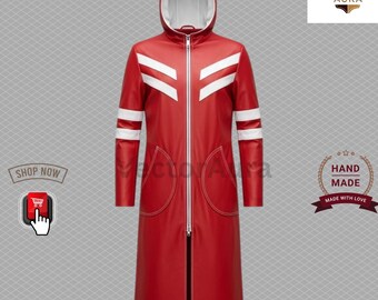 Abrigo de cuero rojo con capucha: detalles de rayas blancas, ropa urbana