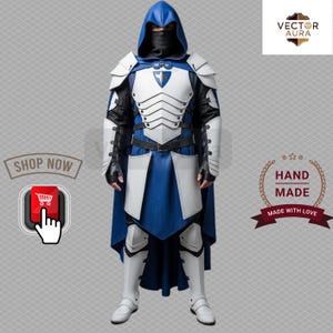 Puede incluir: Un disfraz medieval hecho a mano, azul y blanco. El disfraz incluye una capucha, piezas de armadura para el pecho y los hombros, y una capa larga. El disfraz incluye un cintur&oacute;n, guantes y botas. La imagen incluye un bot&oacute;n "Shop Now".