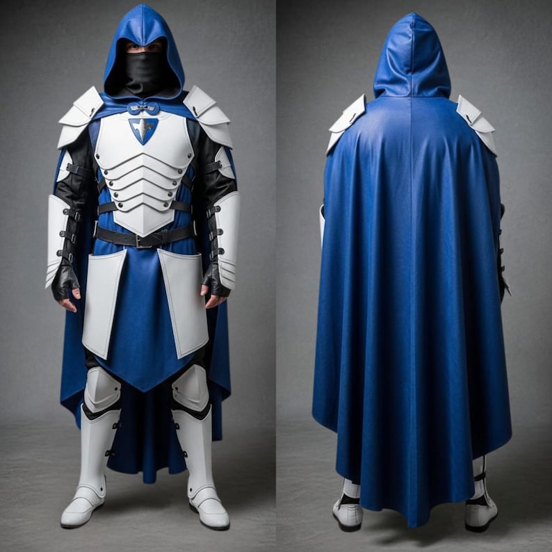 Puede incluir: Un disfraz de cuerpo entero con una capa con capucha azul y una armadura blanca. El disfraz incluye una m&aacute;scara negra, botas blancas y un cintur&oacute;n negro. La armadura tiene un emblema plateado en el pecho.
