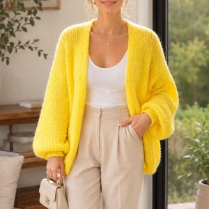 Breipatroon voor een zonnig geel mohair vest (PDF), een oversized, comfortabel gebreid vest, een beginnersvriendelijke handleiding.