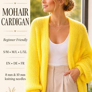 Puede incluir: Un cárdigan de mohair amarillo brillante con mangas largas y frente abierto. El texto a la izquierda dice MOHAIR CARDIGAN, Beginner Friendly, S/M, M/L, L/XL, EN, DE, FR y 8 mm & 10 mm knitting needles con ilustraciones de hojas.