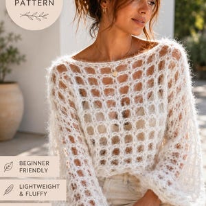 Op de afbeelding: Een witte, opengebreide gehaakte trui met lange, pofmouwen. De afbeelding bevat de tekst "CROCHET PATTERN", "BEGINNER FRIENDLY", "LIGHTWEIGHT & FLUFFY" en "SIZES XS - XXL".
