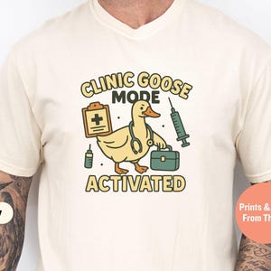 Camiseta con el Modo Ganso Clínico Activado – Camiseta divertida con humor animal para técnicos veterinarios – Camiseta con dibujos de aves médicas