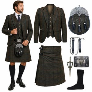 Puede incluir: Un conjunto completo de kilt escocés en tonos marrones y verdes, que incluye una chaqueta, chaleco, kilt, sporran, cinturón y accesorios. El kilt presenta un patrón de cuadros. El conjunto se muestra con un hombre que lleva el kilt y la chaqueta.