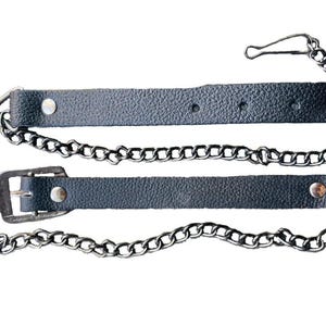 Pu&ograve; includere: Una cintura in pelle nera con una catena argentata e una fibbia argentata. La cintura &egrave; larga circa 2,5 cm e la catena circa 6 mm di spessore.