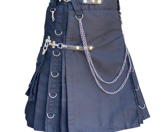 Può includere: Un kilt utility nero con accessori argentati e una catena argentata appesa ai passanti della cintura.
