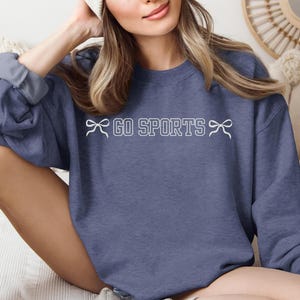 Go Sports Bow-sweater, grappig wedstrijddag-sweater, trendy sportshirt voor haar, sportcadeau voor haar, sportteamshirt, Go Sports-shirt