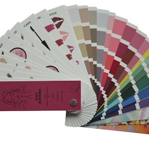 Może przedstawiać: Rustykalny drewniany znak z napisem "Welcome to our home" w stylu ręcznym. Znak ma postarzaną powierzchnię i prosty, zachęcający design, idealny na ganek lub do wejścia.