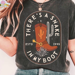 Retro 90er Jahre Disney Toy Story Woody Es ist eine Schlange in meinem Stiefel T-Shirt, Crop Top, klassisches Pixar Design, perfekt für Disney-Fans, passende Familie