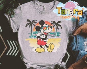 Camiseta retro de Mickey Mouse de los 90 con pose clásica de playa, diseño aerografiado, top corto, regalo para vacaciones familiares en Disneyland, Disney Mickey y sus amigos de verano.