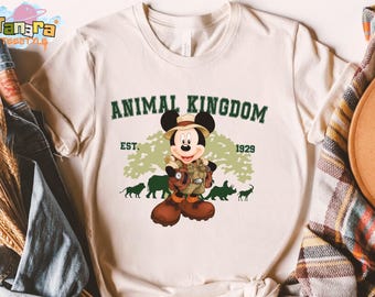 Camiseta retro de los 90 de Disney Animal Kingdom con Mickey Mouse en modo safari, estilo crop top, ideal como regalo para un viaje a Animal Kingdom o como regalo de cumpleaños familiar.