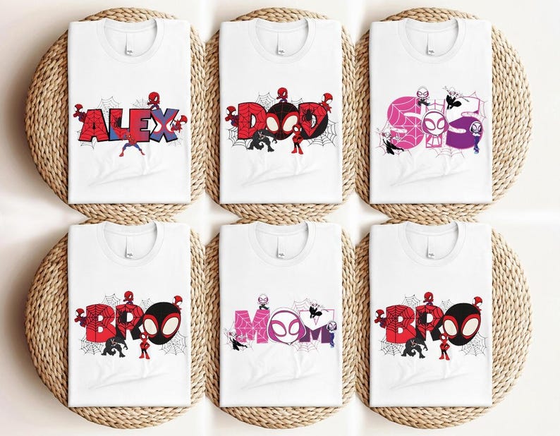 Puede incluir: Camisetas blancas con dise&ntilde;os gr&aacute;ficos coloridos con personajes de Spider-Man y nombres como "ALEX", "DAD", "SO", "BRO", "MOM" y "BRO". Cada dise&ntilde;o incluye una telara&ntilde;a y varias figuras de Spider-Man.
