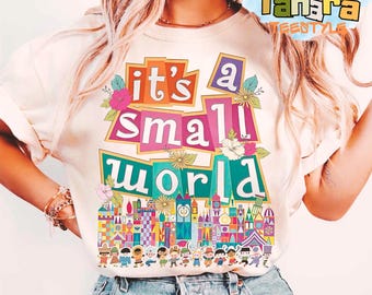 Camiseta retro de los 80 "It's A Small World", diseño del parque Disneyland Fantasyland, colección vintage Disney Dreams, perfecta para combinar en familia.