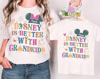Camiseta retrô dos anos 90 "A Disneylândia é melhor com os netos", cropped, nome personalizado dos netos, férias mágicas em família na Disney, presente para avós