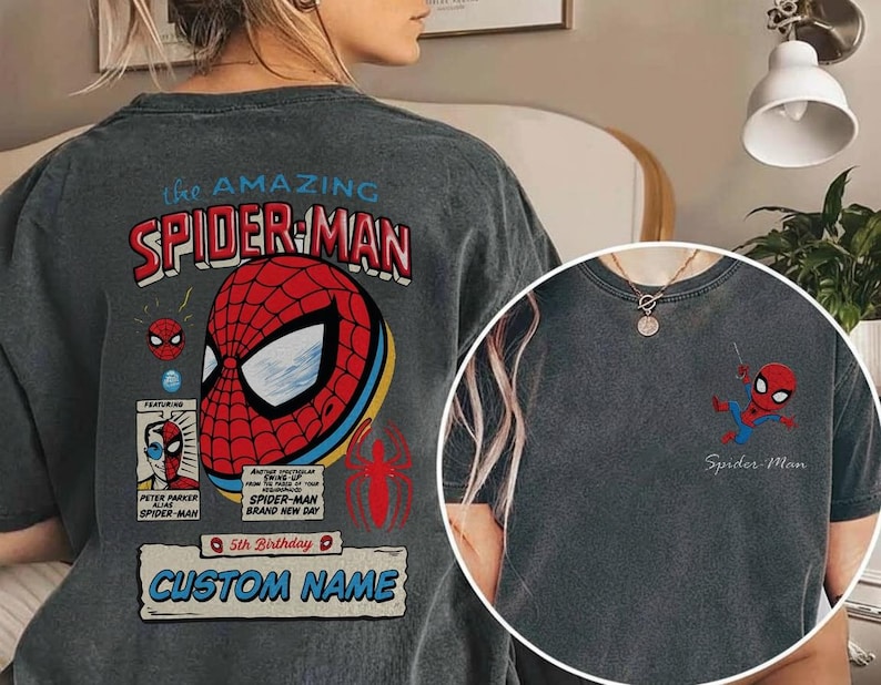 Puede incluir: Camiseta gris con un dise&ntilde;o de Spider-Man. La parte trasera presenta un gran gr&aacute;fico de Spider-Man con el texto "the AMAZING SPIDER-MAN" y "CUSTOM NAME". Un gr&aacute;fico m&aacute;s peque&ntilde;o de Spider-Man est&aacute; en la parte delantera de la camiseta.