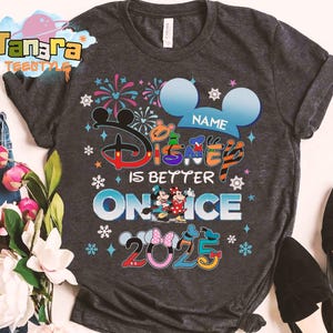 Tee-shirt rétro des années 90 avec oreilles de Mickey et ses amis, haut court, conception 2025 Disney Is Better on Ice, chemise assortie pour les vacances en famille, cadeau pour les fans de spectacles Disneyland