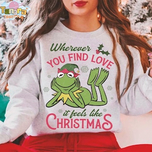 Retro 90s Muppet Christmas Carol Kermit Tee, It Feels Like Christmas Design, Disney Holiday Gift, Classic Movie Shirt, Festive Xmas Party