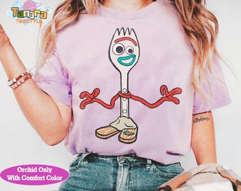 Camiseta retro de Toy Story de los 90 con Forky's Here, top corto, colección Disney Pixar, ideal para fans de Disney, diseño de personaje adorable, regalo familiar.