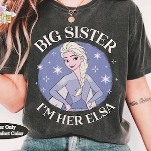 Retro 90s Disney Princess Frozen Big Sister I&#39;m Her Elsa T-Shirt, WDW Magic Kingdom Design, Family Birthday Gift, Sister Love Tee