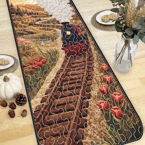 Puede incluir: Camino de mesa rectangular con una ilustración detallada de un tren antiguo en una vía a través de un paisaje rural. El camino de mesa tiene un borde negro y está decorado con tulipanes rojos y un cielo de puesta de sol.