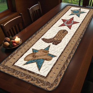 以下が含まれることがあります： ウェスタンテーマの長方形テーブルランナー。ランナーは、星、蹄鉄、カウボーイブーツ、カウボーイハットの画像が描かれた白い中央部が特徴です。ボーダーは茶色でロープのデザインです。ランナーは木製のテーブルの上に置かれています。