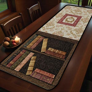 Op de afbeelding: Gewatteerde tafelloper met een bibliotheekboekenplankontwerp met kleurrijke boekruggen. Het bovenste gedeelte heeft een bloemenpatroon en een vierkant met een klok. De loper is ongeveer 152 cm lang.