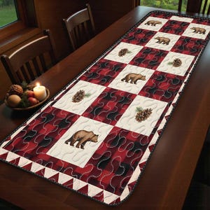 Könnte beinhalten: Gesteppter Tischläufer mit rot-schwarzem Karomuster, abwechselnd mit cremefarbenen Quadraten. Die cremefarbenen Quadrate zeigen braune Bären und Tannenzapfen. Der Läufer hat einen schwarzen Rand und weiße Nähte. Misst ca. 180 cm in der Länge.
