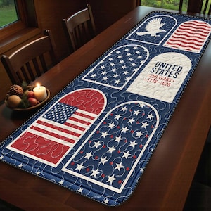 Puede incluir: Camino de mesa patriótico con fondo azul y costuras blancas. Presenta diseños de la bandera estadounidense, estrellas y el texto "UNITED STATES 250 YEARS 1776-2026". El camino de mesa está diseñado para una mesa.