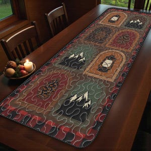 Könnte beinhalten: Rechteckiger Tischläufer mit rustikalem Hütten-Thema. Der Läufer hat einen karierten Rand in Rot, Schwarz und Braun. Die Mitte hat Berg- und Laternen-Designs in Braun-, Grün- und Rottönen. Weiße Nähte umranden die Designs.