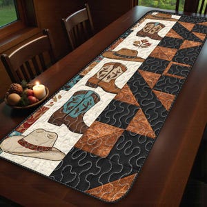 Puede incluir: Camino de mesa acolchado con temática del oeste. El camino de mesa muestra imágenes de botas y sombreros de vaquero en marrón, beige y turquesa sobre un fondo crema. El lado derecho tiene un diseño de patchwork en negro y marrón.