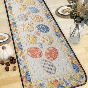 Puede incluir: Una taza de cerámica blanca con un asa negra y el texto "But First, Coffee" en negro, con una fuente de estilo manuscrito. La taza está sobre una superficie blanca.