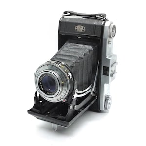 Zeiss Ikon Ikonta 523/2 medium format folding viewfinder camera with 105mm F4.5 lens, tested and working
