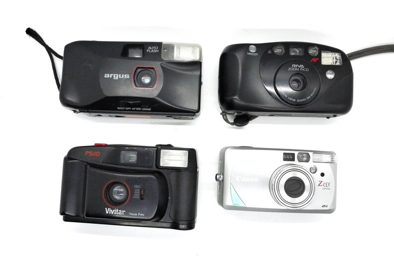 Puede incluir: Cuatro c&aacute;maras de pel&iacute;cula diferentes, incluyendo una Argus negra, una Vivitar PS10 negra, una Minolta Riva Zoom PCO negra y una Canon plateada con una lente Zeiss.