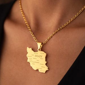 Puede incluir: Un letrero de madera rústica con el texto "Welcome to our home" en letras blancas. El letrero presenta un acabado envejecido y un diseño sencillo y acogedor, perfecto para la entrada.