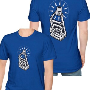Könnte beinhalten: Königsblaues T-Shirt mit einer Grafik einer Skeletthand, die einen Steckschlüssel hält. Der Schlüssel befindet sich in einem weißen Kreis mit radialen Linien. Die Zahl "10" ist auf dem Schlüssel zu sehen. Das Design ist auf der Vorder- und Rückseite.