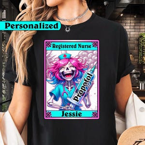 Camiseta de enfermera con tarjeta de tarot y propofol, regalo personalizable para enfermeras, camiseta unisex de estilo suave, humor de enfermera, cambia la redacción como quieras.