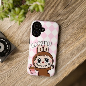 Funda Labubu para iPhone 16 con adorables dibujos kawaii, funda protectora de silicona suave, regalo para coleccionistas y fanáticos de Labubu.