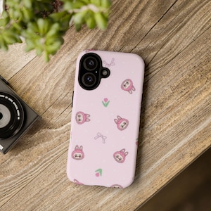 Funda Labubu para iPhone 16 con adorables dibujos kawaii, funda protectora de silicona suave, regalo para coleccionistas y fanáticos de Labubu.
