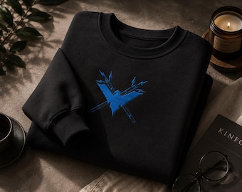 Night Vigilante Besticktes Sweatshirt – Blue Wing Fantasy Gamer Hoodie
