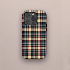 Pode incluir: Capa de telemóvel com padrão xadrez em creme, azul marinho, vermelho e verde. A capa tem formato retangular com cantos arredondados e um recorte para a câmara.