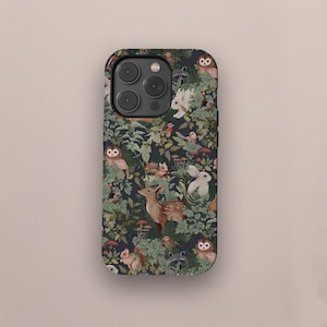Könnte beinhalten: Handyhülle mit dunkelblauem Waldmuster. Das sich wiederholende Muster zeigt Rehe, Eulen, Kaninchen, Eichhörnchen und Vögel zwischen Blättern. Die Hülle hat eine glänzende Oberfläche und einen Kameraausschnitt.