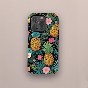 Puede incluir: Funda de teléfono con un diseño tropical con piñas amarillas, flores rosas y blancas, y hojas verdes sobre un fondo negro. La funda tiene un acabado brillante y un recorte para la cámara.