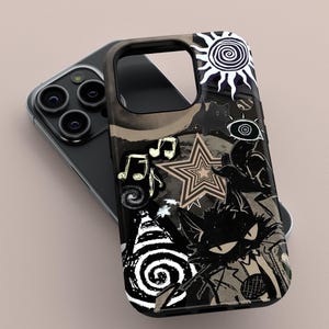 Puede incluir: Funda de tel&eacute;fono negra y marr&oacute;n con un dise&ntilde;o caprichoso. La funda presenta un gato negro, notas musicales, una estrella y un sol. La funda est&aacute; sobre un tel&eacute;fono negro.