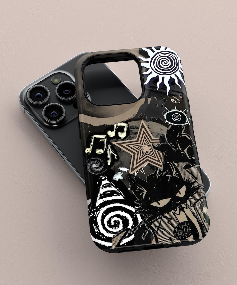 Puede incluir: Funda de tel&eacute;fono negra y marr&oacute;n con un dise&ntilde;o caprichoso. La funda presenta un gato negro, notas musicales, una estrella y un sol. La funda est&aacute; sobre un tel&eacute;fono negro.