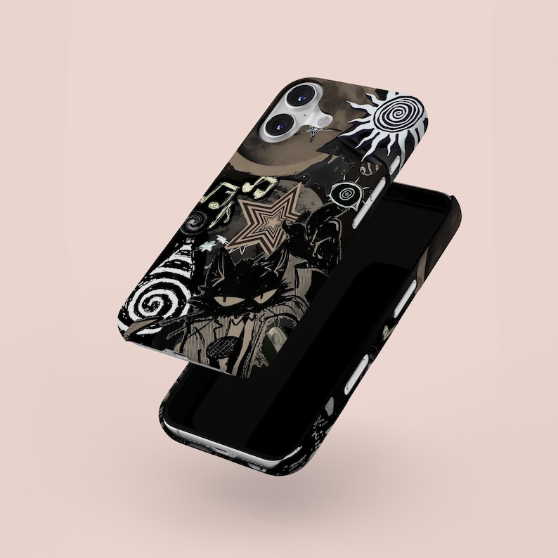 Puede incluir: Funda de tel&eacute;fono negra con un gato negro estilizado, estrellas, notas musicales y dise&ntilde;os en espiral. El dise&ntilde;o es oscuro, con una luna y un sol. La funda es negra.