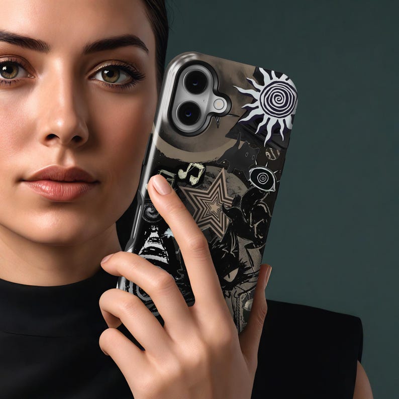 Puede incluir: Funda de tel&eacute;fono en blanco y negro con un sol, notas musicales, una estrella y un dise&ntilde;o de ojo. La funda tiene un fondo oscuro y est&aacute; sujeta en la mano de una persona.