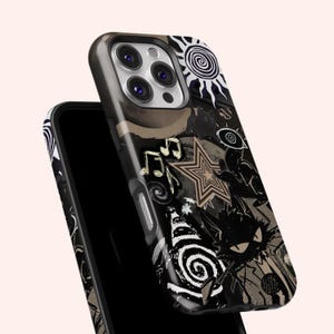 Puede incluir: Funda de tel&eacute;fono en blanco y negro con un dise&ntilde;o &uacute;nico que presenta notas musicales, una estrella y un sol. La funda tiene un fondo oscuro con una variedad de elementos gr&aacute;ficos. La funda del tel&eacute;fono est&aacute; dise&ntilde;ada para proteger el tel&eacute;fono.
