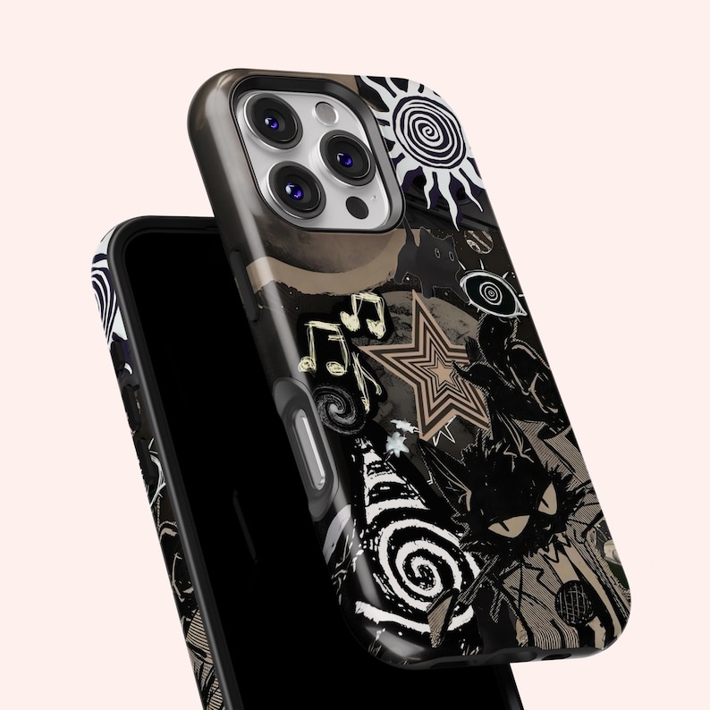 Puede incluir: Funda de tel&eacute;fono en blanco y negro con un dise&ntilde;o &uacute;nico que presenta notas musicales, una estrella y un sol. La funda tiene un fondo oscuro con una variedad de elementos gr&aacute;ficos. La funda del tel&eacute;fono est&aacute; dise&ntilde;ada para proteger el tel&eacute;fono.
