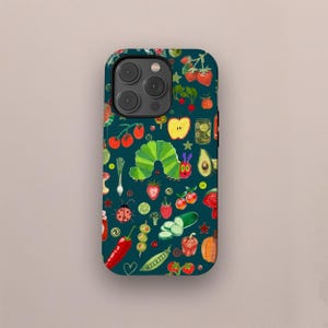 Puede incluir: Una funda de teléfono de color verde azulado con un patrón vibrante de frutas y verduras. El diseño incluye fresas, tomates, una oruga verde, una manzana y otras ilustraciones de alimentos. La funda tiene un acabado brillante y un recorte para la cámara.